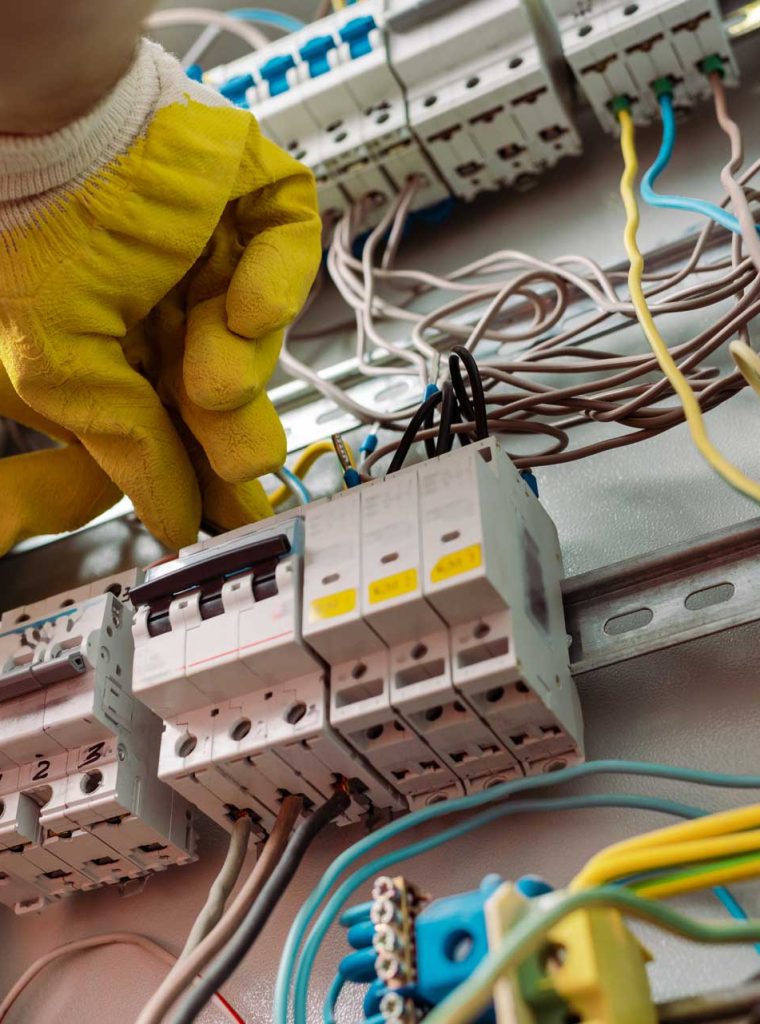 Elektronarzędzia i przewody w skrzynce bezpiecznikowej.